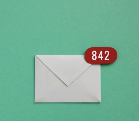 White envelope with a red badge showing 842 unread messages—inbox competition in email marketing